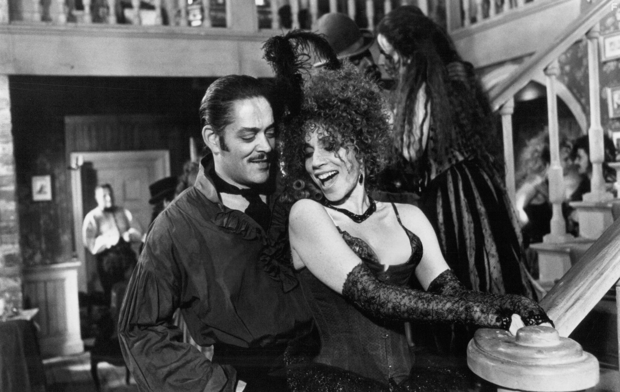 Raul Julia and Julia Migenes in Mack the Knife (1989)