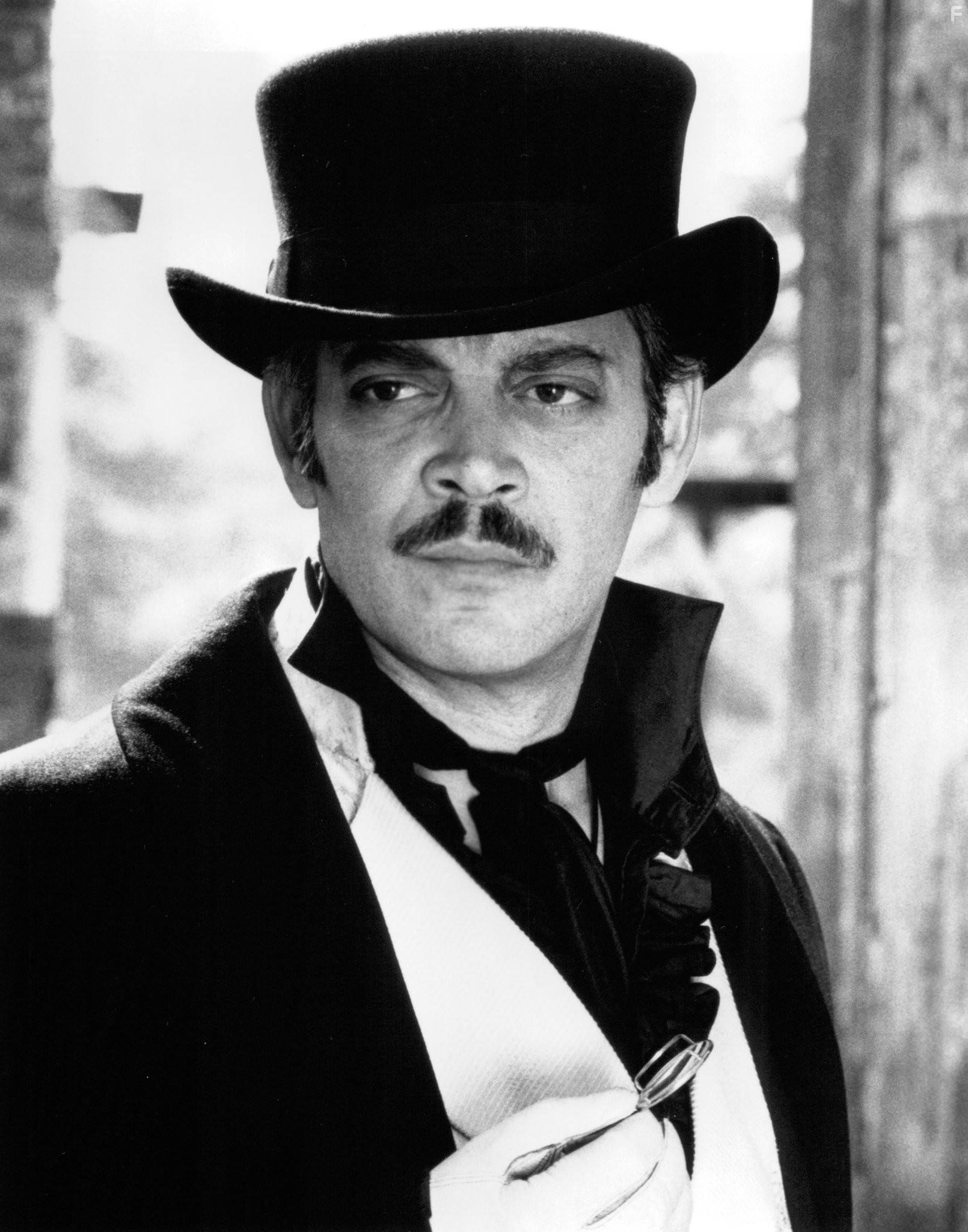 Raul Julia in Mack the Knife (1989)