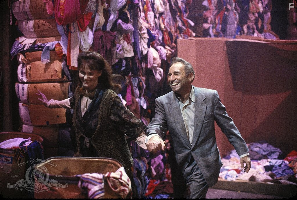 Mel Brooks and Lesley Ann Warren in Жизнь дерьмо (1991)