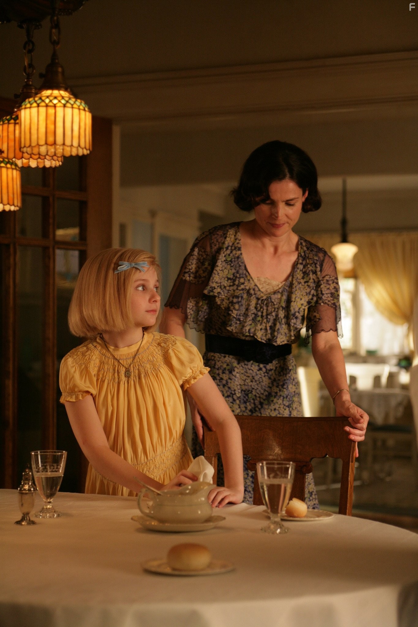 Julia Ormond and Abigail Breslin in Кит Киттредж: Загадка американской девочки (2008)