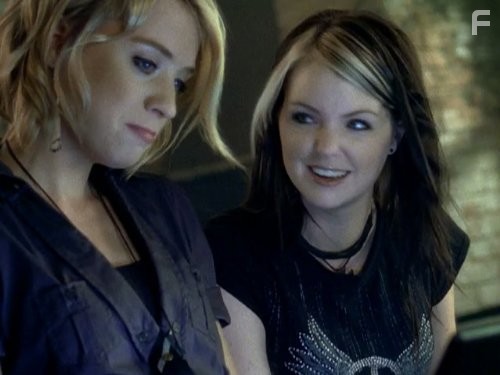 Kristin Fairlie and Alexz Johnson in Звезда-малолетка (2004)