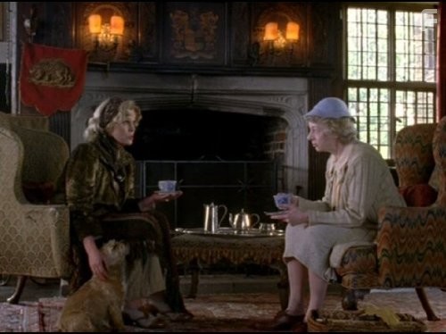 Joanna Lumley and Geraldine McEwan in Мисс Марпл Агаты Кристи: The Body in the Library (2004)