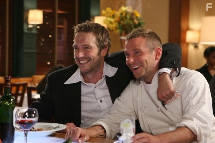 Bradley Cooper and Michael Vartan in Секреты на кухне (2005)