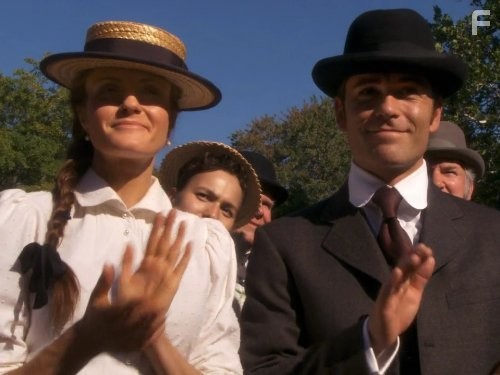 Yannick Bisson and Helene Joy in Расследования Мердока (2008)