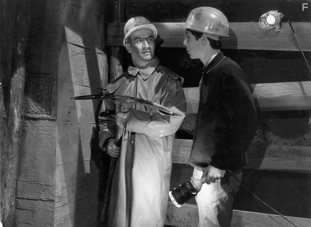 Louis de Fun?s and Jean-Pierre Marielle in Let's Rob the Bank (1964)