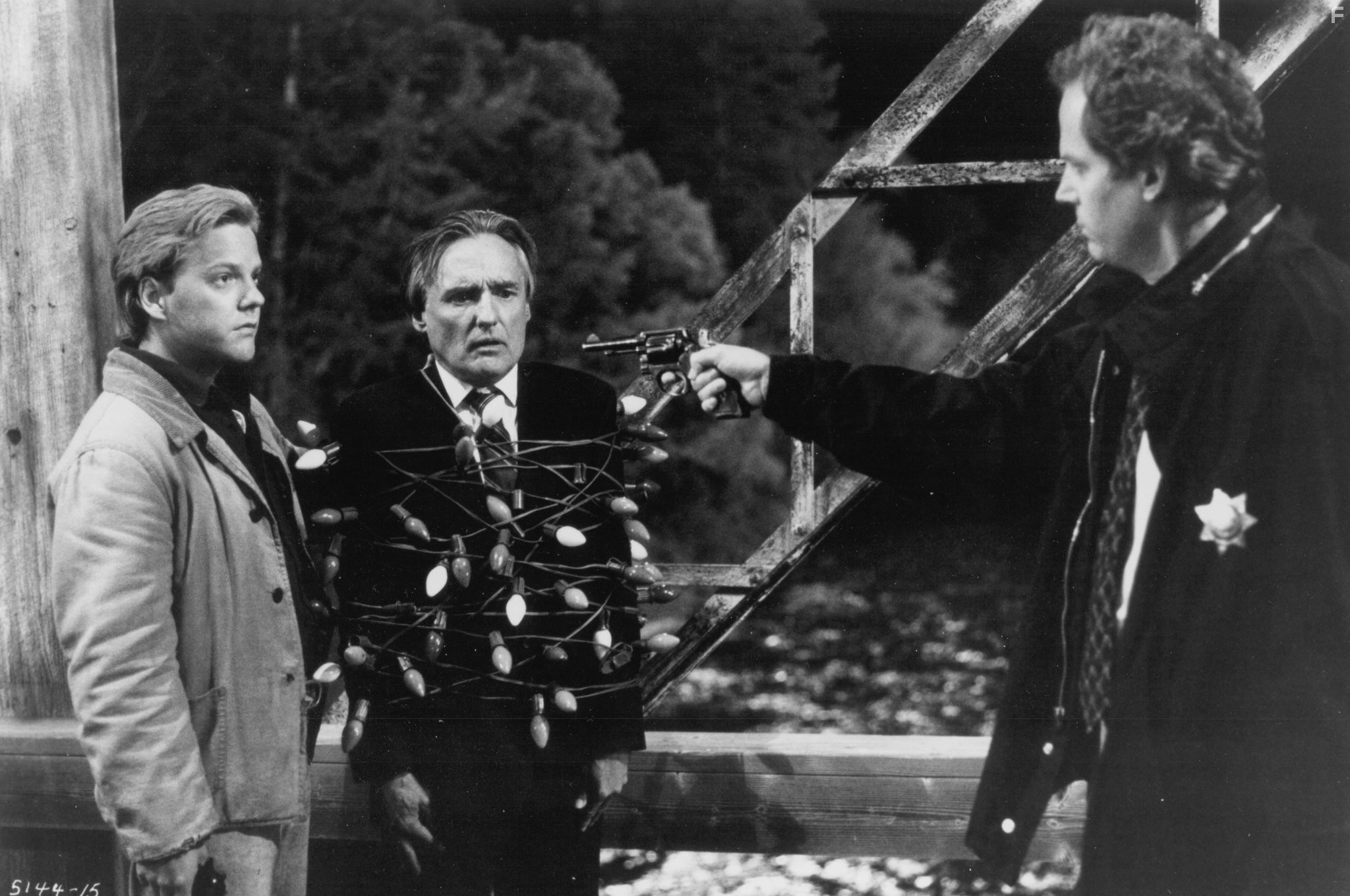 Dennis Hopper, Kiefer Sutherland, and Cliff De Young in Флэшбэк (1990)