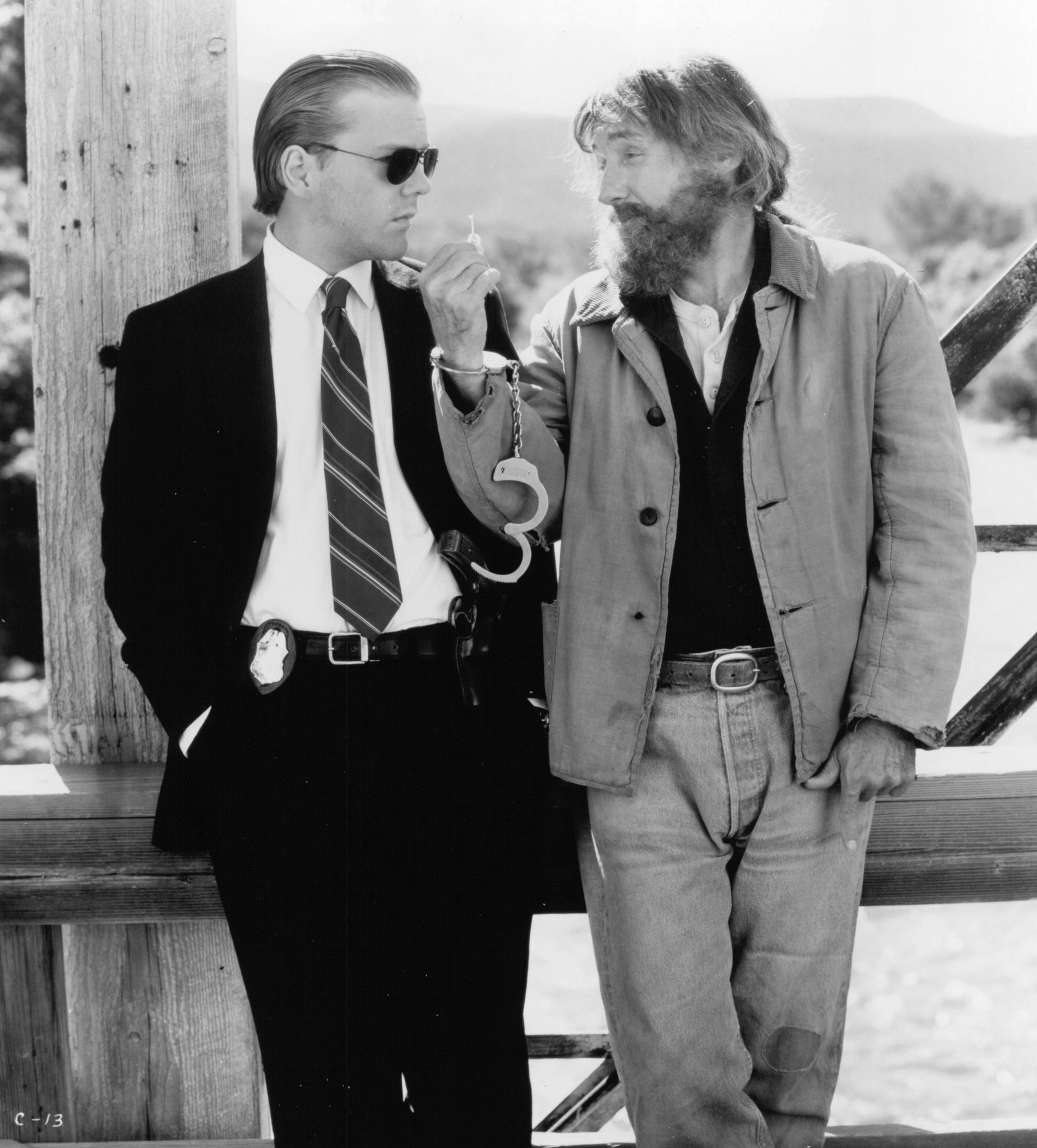 Dennis Hopper and Kiefer Sutherland in Флэшбэк (1990)