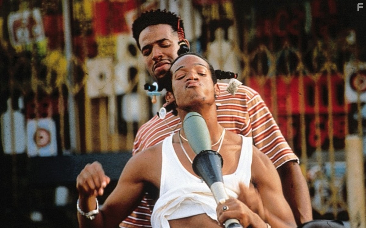 Marlon Wayans and Shawn Wayans in Не грози южному централу, попивая сок у себя в квартале (1996)