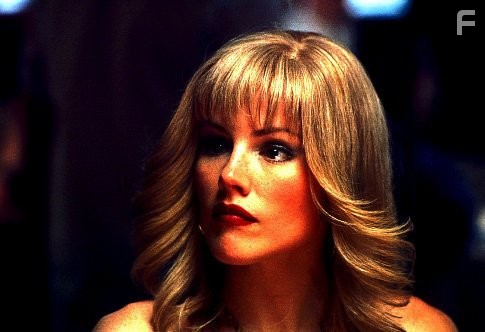 Kathleen Robertson in Логика измены (2002)