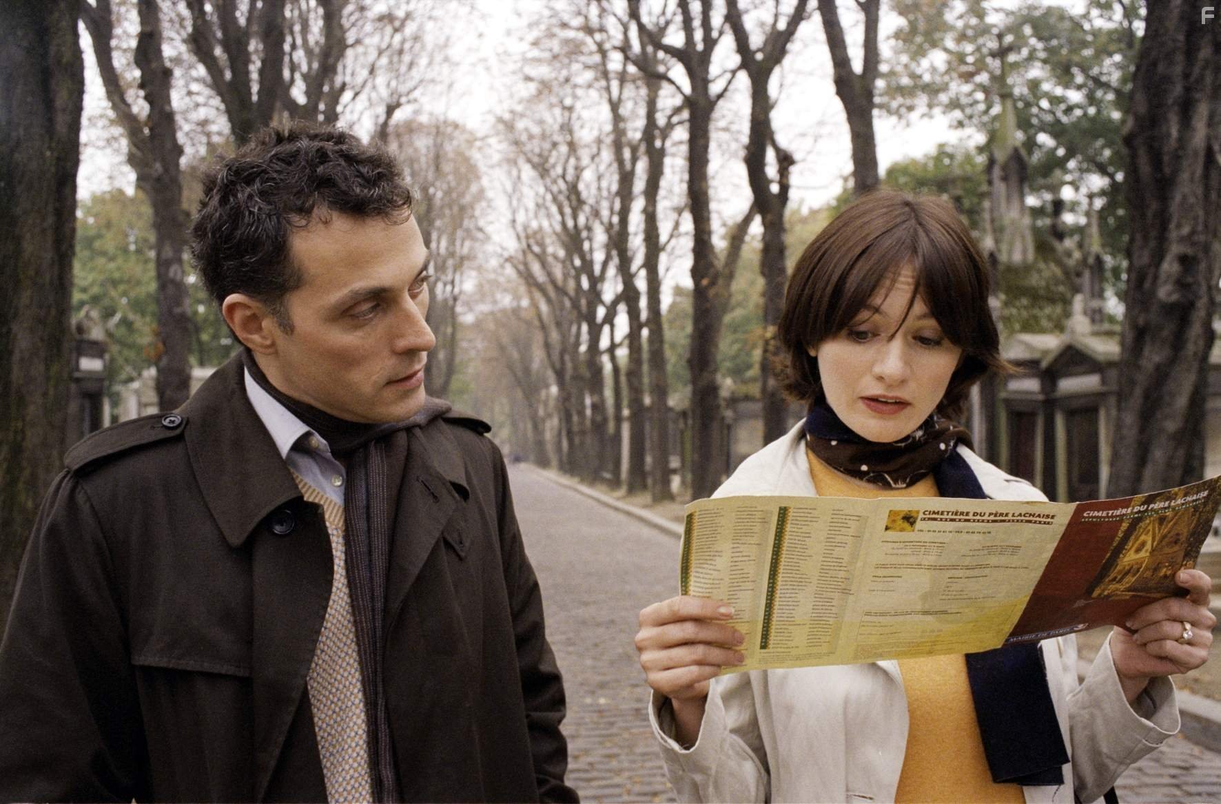Rufus Sewell and Emily Mortimer in Париж, я люблю тебя (2006)