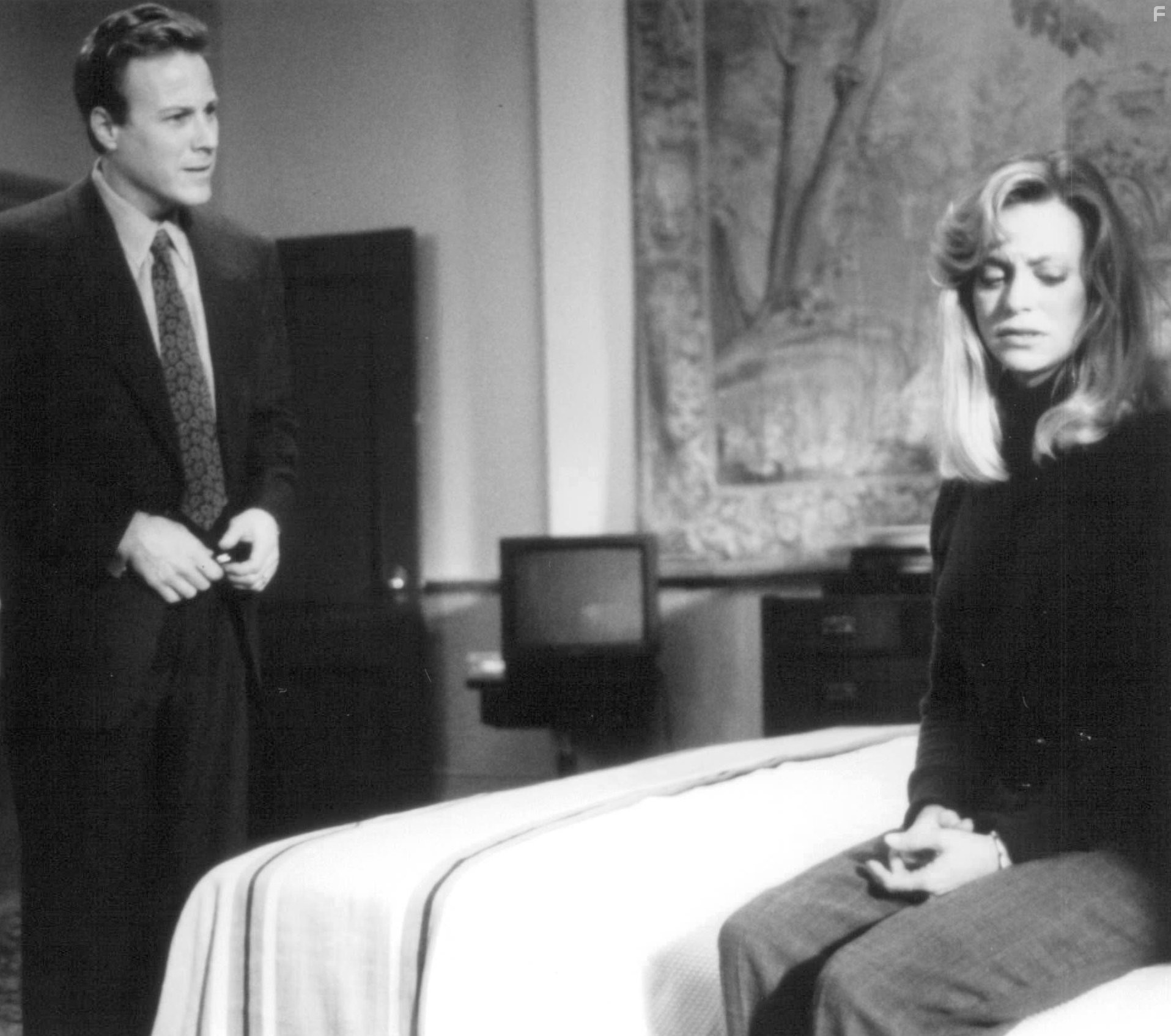 Goldie Hawn and John Heard in Обман (1991)