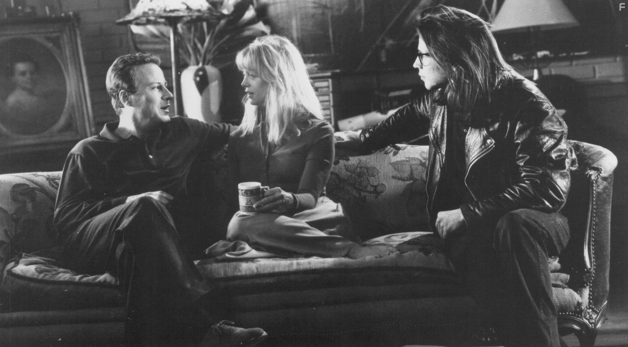 Goldie Hawn, John Heard, and Damian Harris in Обман (1991)