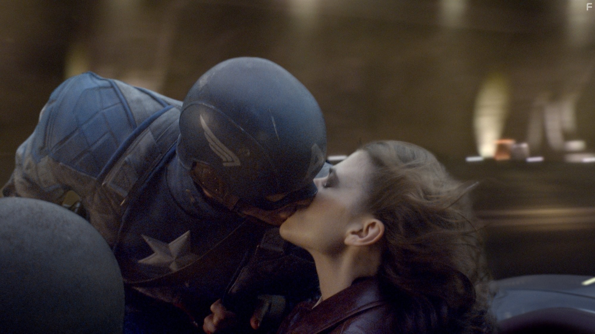 Chris Evans and Hayley Atwell in Первый мститель (2011)