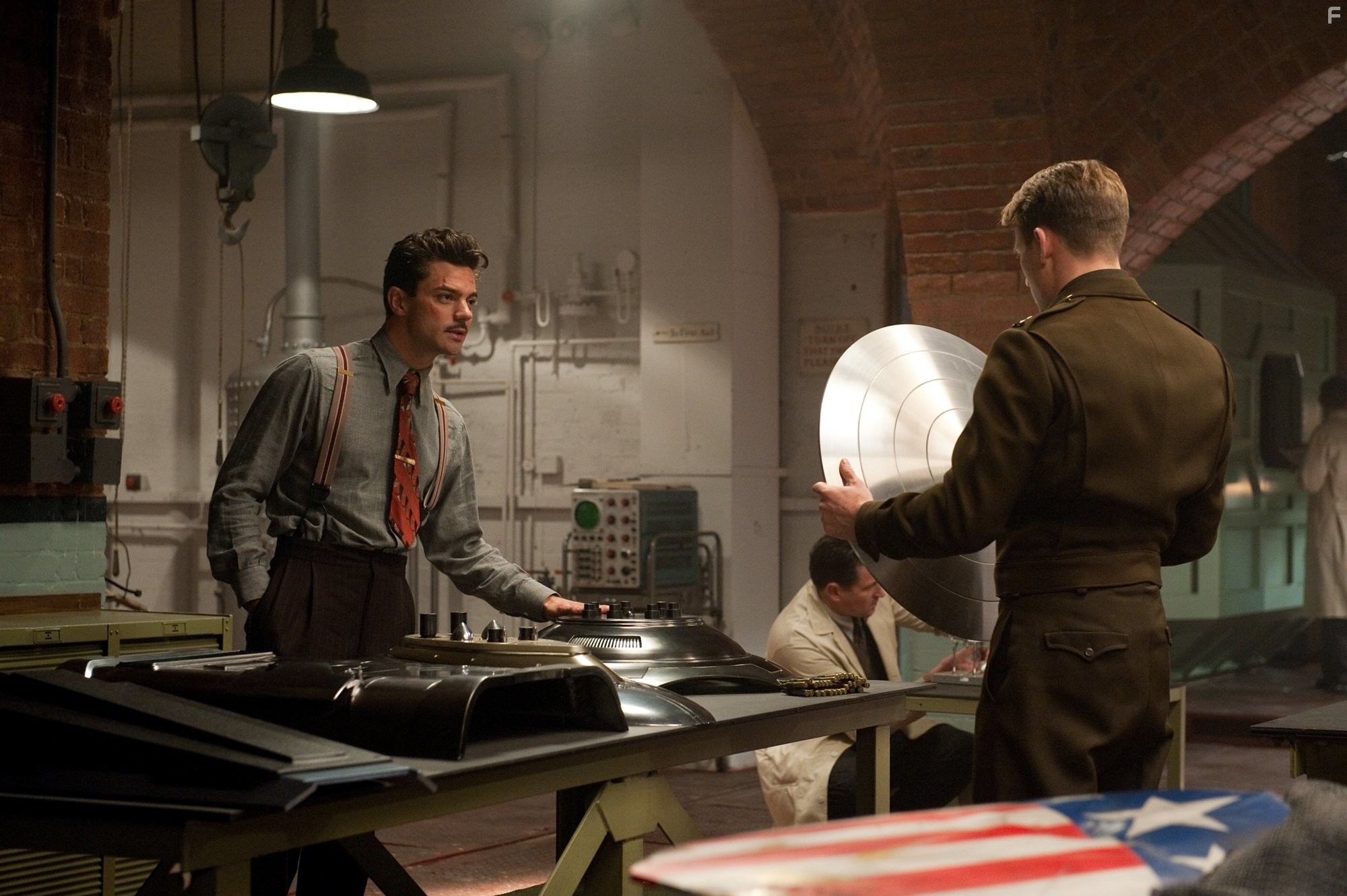 Chris Evans and Dominic Cooper in Первый мститель (2011)