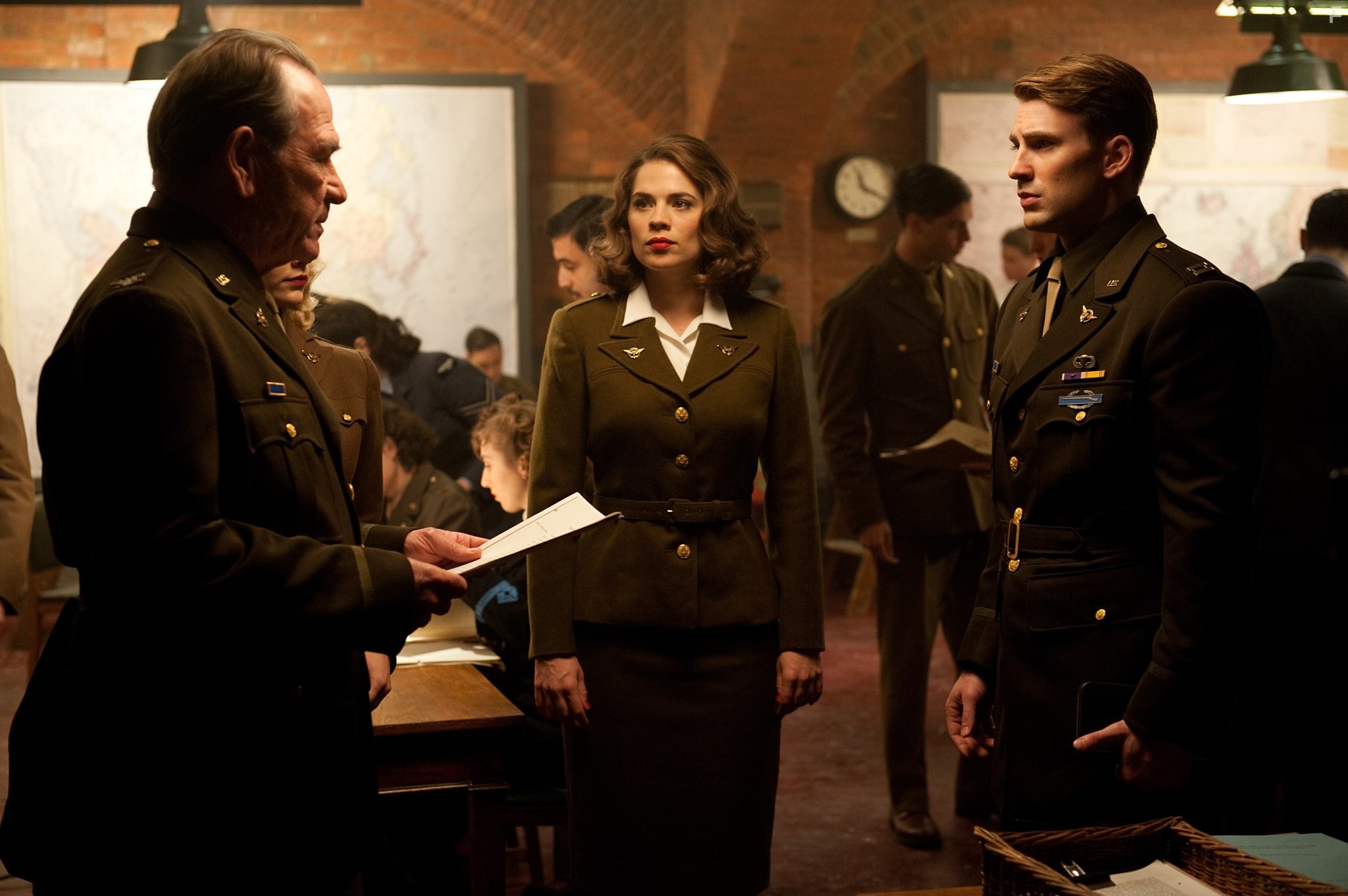 Tommy Lee Jones, Chris Evans, and Hayley Atwell in Первый мститель (2011)