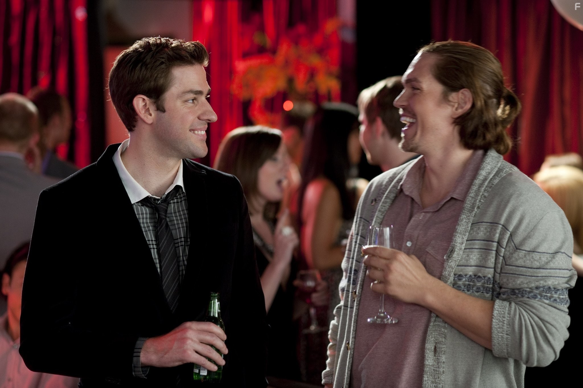 Steve Howey and John Krasinski in Жених напрокат (2011)
