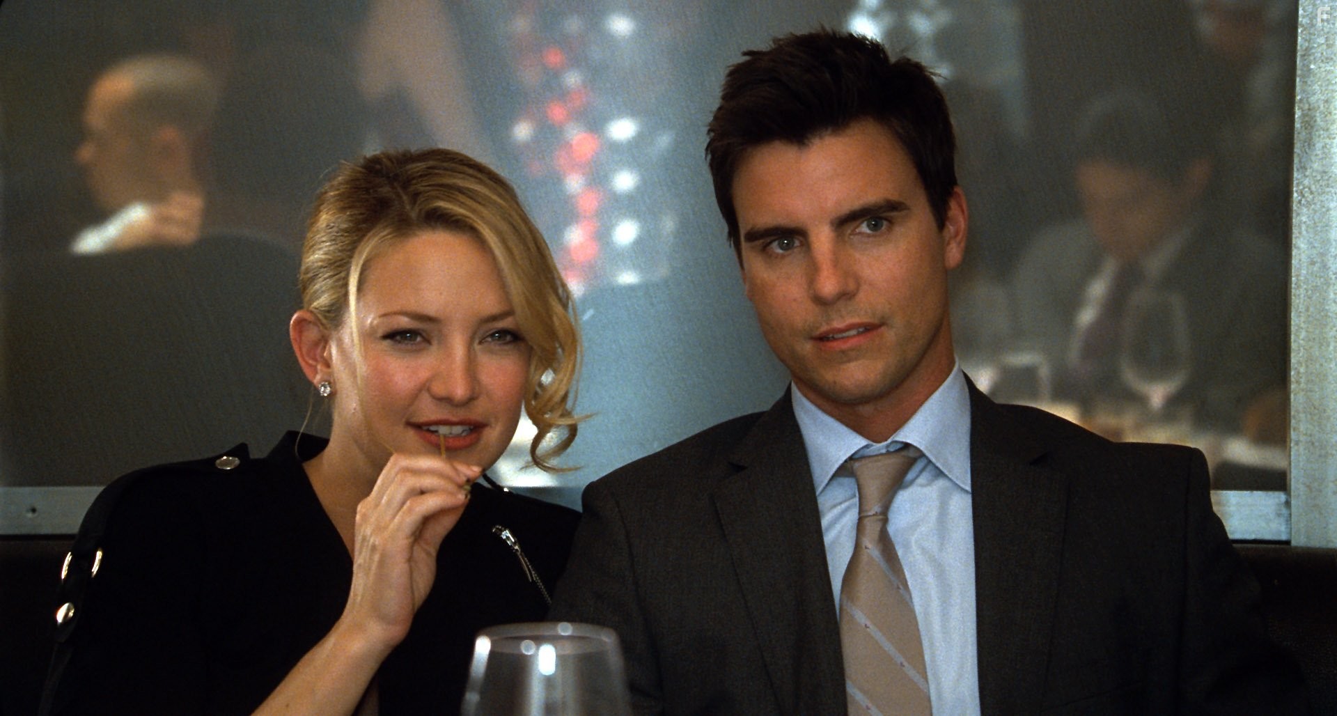 Kate Hudson and Colin Egglesfield in Жених напрокат (2011)