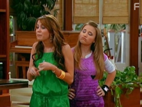 Emily Osment and Miley Cyrus in Ханна Монтана (2006)