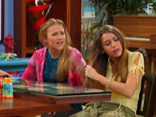 Emily Osment and Miley Cyrus in Ханна Монтана (2006)