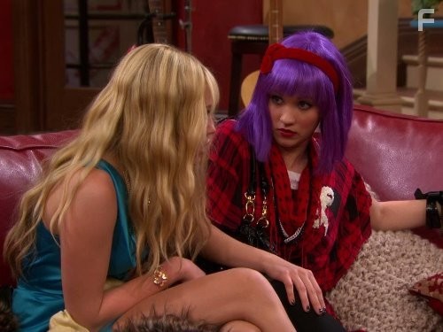 Emily Osment and Miley Cyrus in Ханна Монтана (2006)