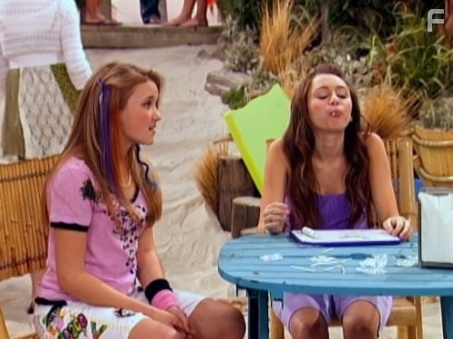 Emily Osment and Miley Cyrus in Ханна Монтана (2006)