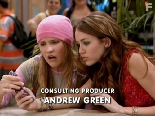 Emily Osment and Miley Cyrus in Ханна Монтана (2006)