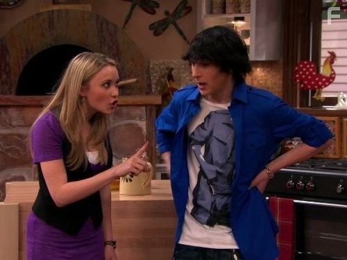 Emily Osment and Mitchel Musso in Ханна Монтана (2006)