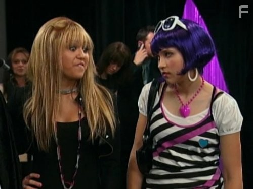 Emily Osment and Miley Cyrus in Ханна Монтана (2006)