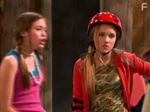 Emily Osment and Miley Cyrus in Ханна Монтана (2006)