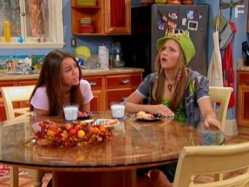 Emily Osment and Miley Cyrus in Ханна Монтана (2006)