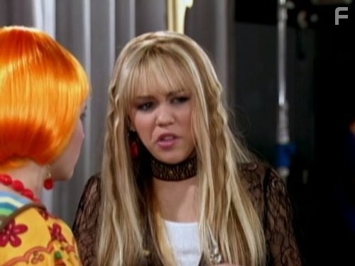 Emily Osment and Miley Cyrus in Ханна Монтана (2006)
