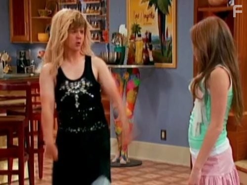 Miley Cyrus and Jason Earles in Ханна Монтана (2006)