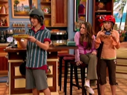 Emily Osment, Mitchel Musso, and Miley Cyrus in Ханна Монтана (2006)
