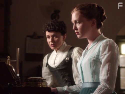 Olivia Hallinan and Julia Sawalha in Чуть свет - в Кэндлфорд (2008)