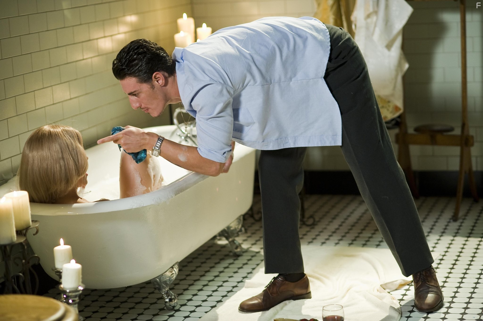 Eric Balfour and Camille Guaty in Воплощение страха (2008)