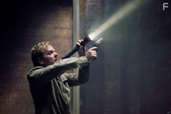 Kiefer Sutherland in Зеркала (2008)