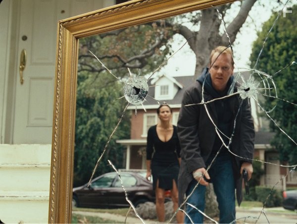 Kiefer Sutherland and Paula Patton in Зеркала (2008)