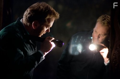 Kiefer Sutherland in Зеркала (2008)