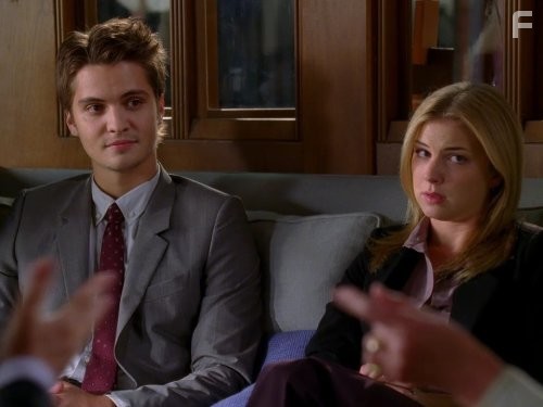 Emily VanCamp and Luke Grimes in Братья и сестры (2006)