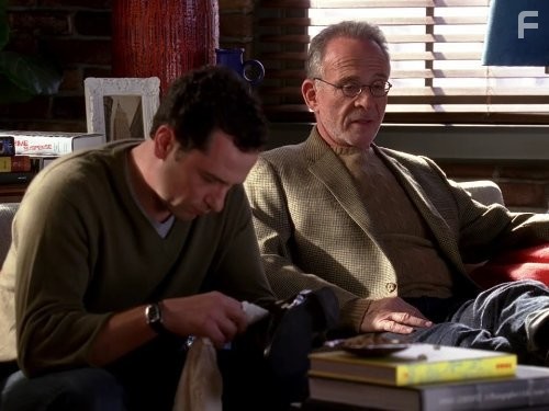 Matthew Rhys and Ron Rifkin in Братья и сестры (2006)