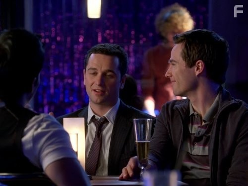 Matthew Rhys and Luke Macfarlane in Братья и сестры (2006)