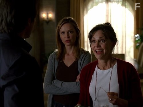 Sally Field and Calista Flockhart in Братья и сестры (2006)