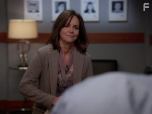 Sally Field in Братья и сестры (2006)