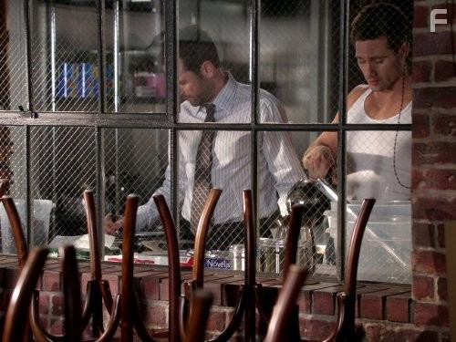 Matthew Rhys and Luke Macfarlane in Братья и сестры (2006)