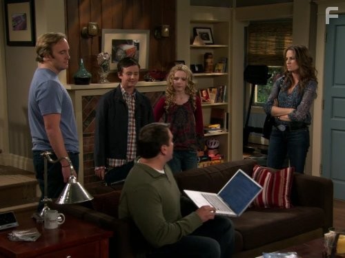 Jay Mohr, Paula Marshall, Kathryn Newton, Ryan Malgarini, and Rob Riggle in Холостяк Гари (2008)