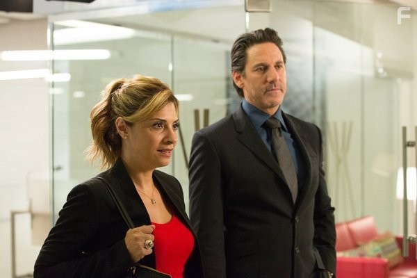 Scott Cohen and Callie Thorne in Необходимая жестокость (2011)