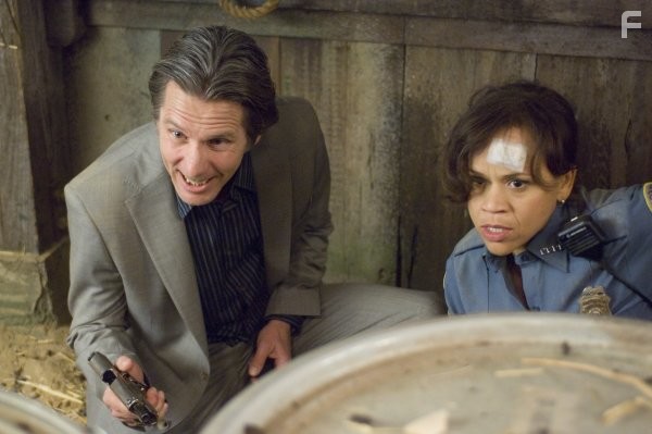 Rosie Perez and Gary Cole in Ананасовый экспресс: Сижу, курю (2008)