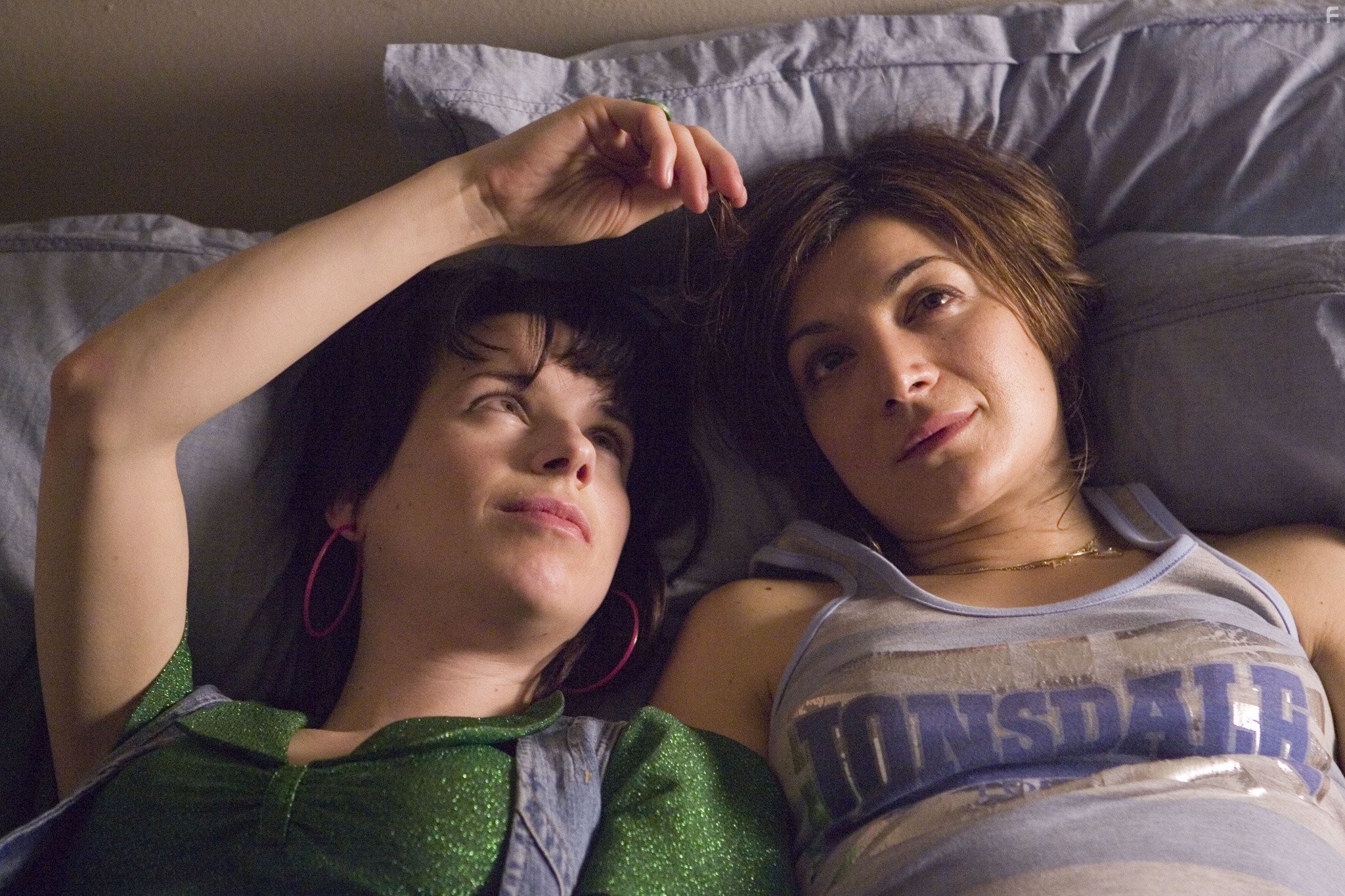 Sally Hawkins and Alexis Zegerman in Беззаботная (2008)