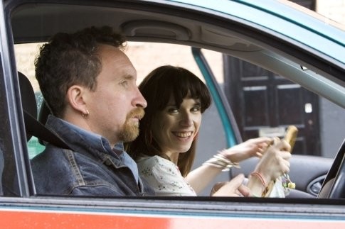 Eddie Marsan and Sally Hawkins in Беззаботная (2008)