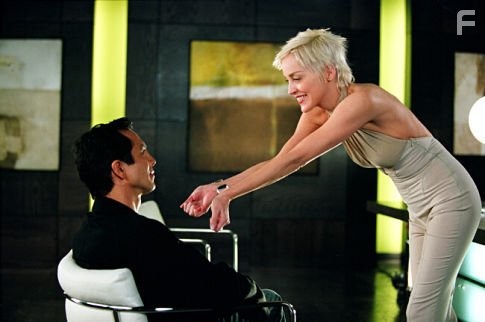 Sharon Stone and Benjamin Bratt in Женщина-кошка (2004)